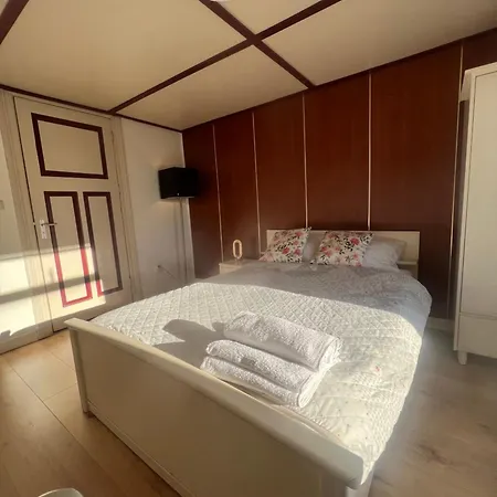 In Bed & Breakfast *